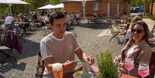 Simon und Linda Dunkel lassen es sich schmecken.